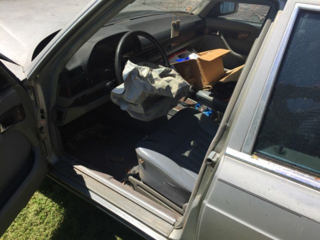 1987 Silver Mercedes-Benz 300-Series Sedan