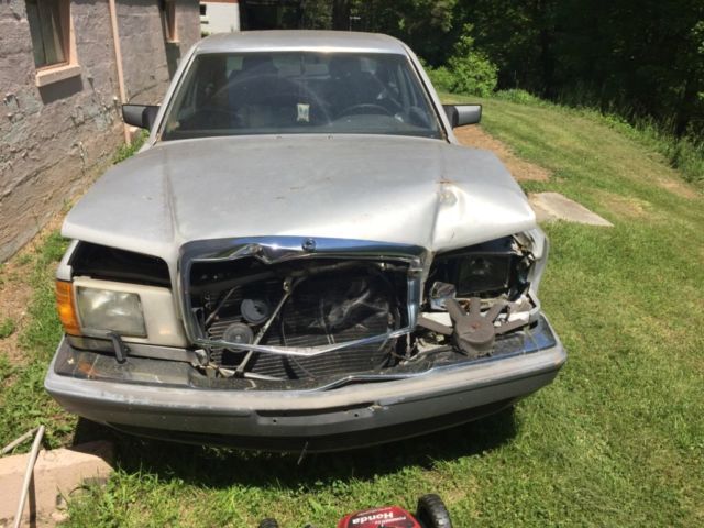 1987 Silver Mercedes-Benz 300-Series Sedan