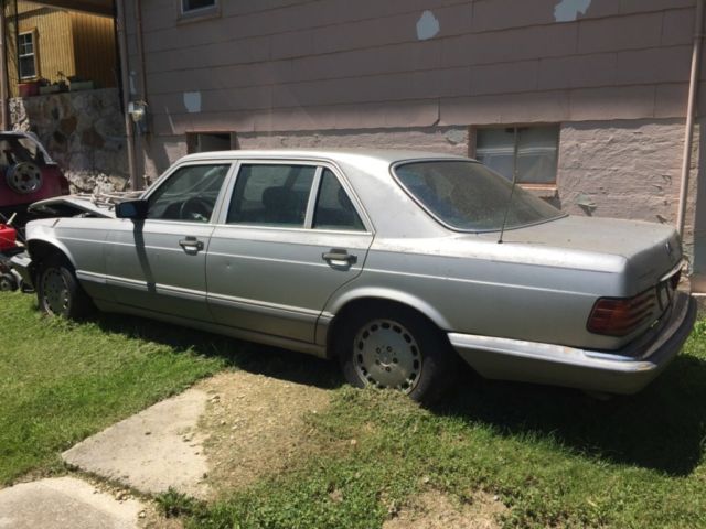 1987 Silver Mercedes-Benz 300-Series Sedan