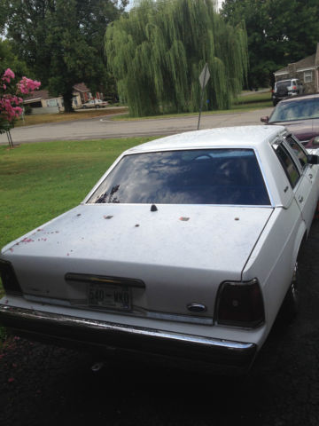 1991 White Ford Crown Victoria Sedan