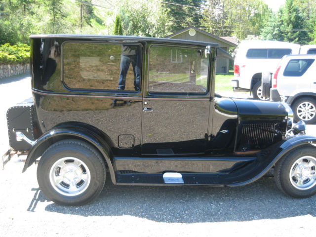 1927 Black Ford T 2dr sedan