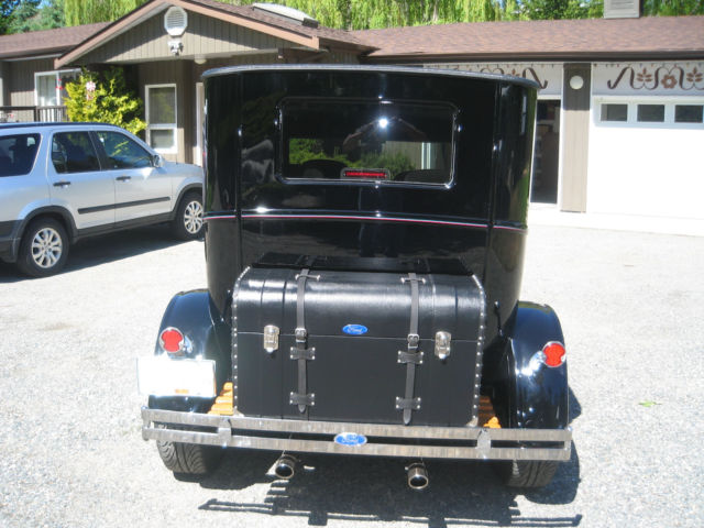 1927 Black Ford T 2dr sedan