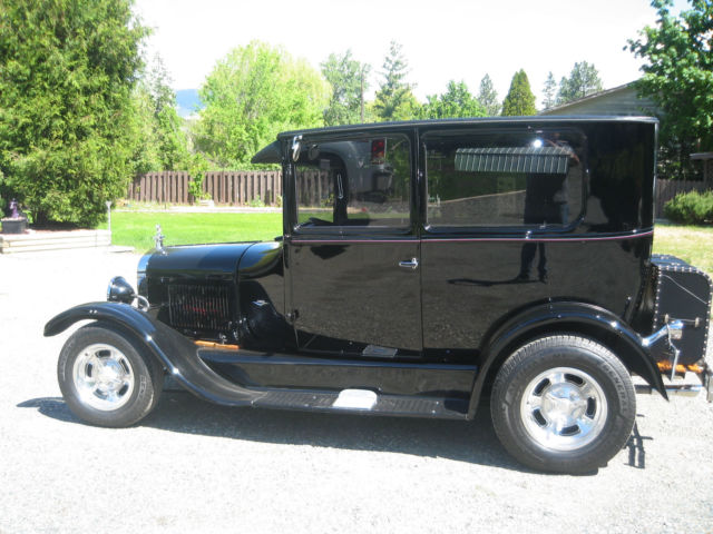 1927 Black Ford T 2dr sedan