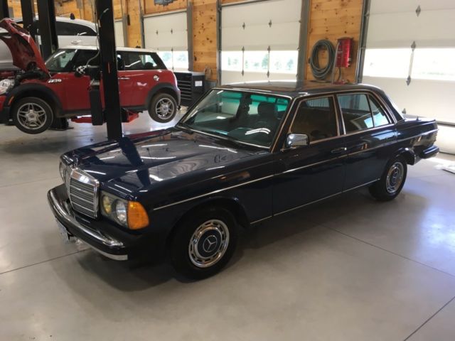 1983 Blue Mercedes-Benz 200-Series Sedan