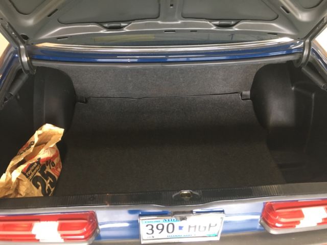 1983 Blue Mercedes-Benz 200-Series Sedan