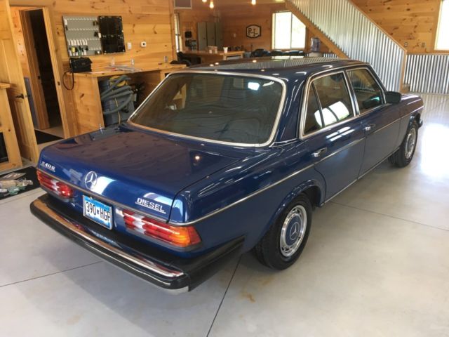 1983 Blue Mercedes-Benz 200-Series Sedan