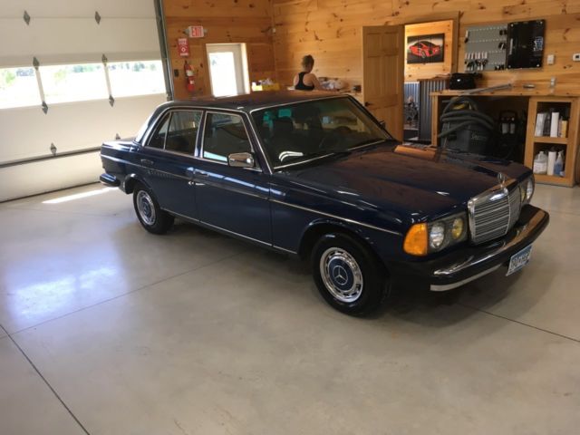 1983 Blue Mercedes-Benz 200-Series Sedan