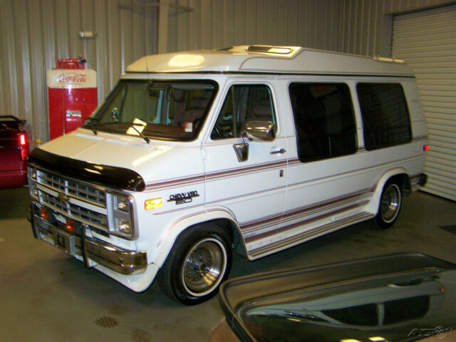 1991 White Chevrolet G20 Van Wagon