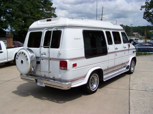 1991 White Chevrolet G20 Van Wagon