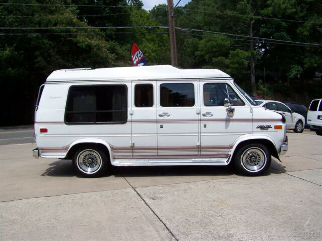 1991 White Chevrolet G20 Van Wagon