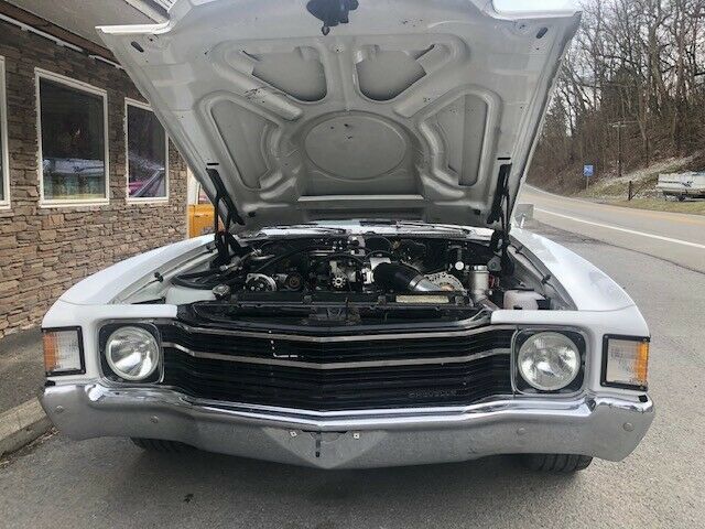 1971 White Chevrolet Chevelle