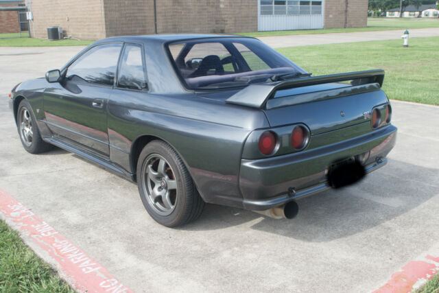 1990 Gray Nissan GT-R Coupe