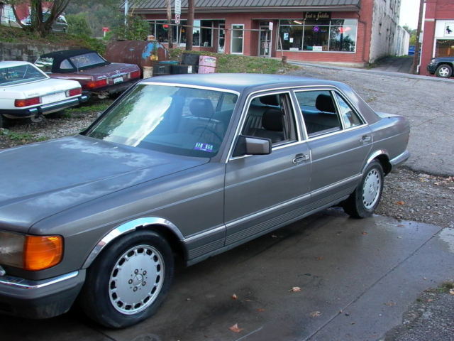 1985 Gray Mercedes-Benz 500-Series Sedan
