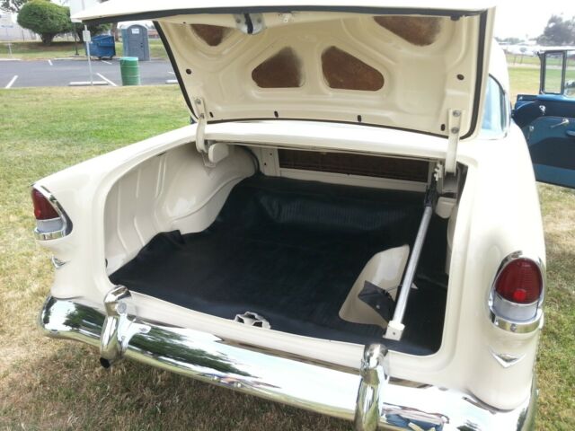 1955 Glacier blue / Shoreline beige Chevrolet Bel Air/150/210 Coupe