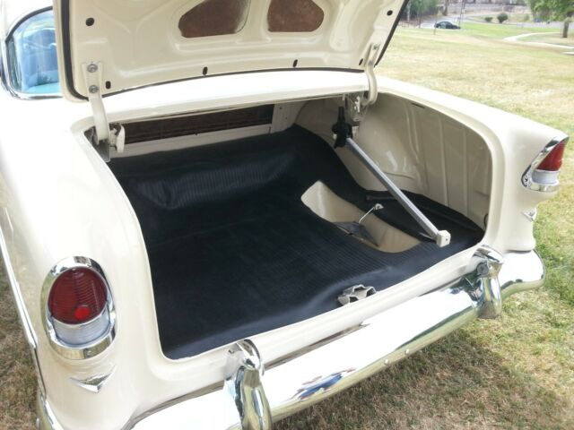 1955 Glacier blue / Shoreline beige Chevrolet Bel Air/150/210 Coupe