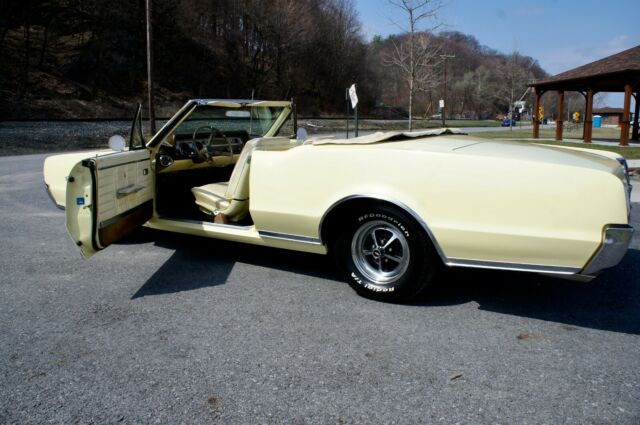 1967 Saffron Yellow Oldsmobile 442 Convertible