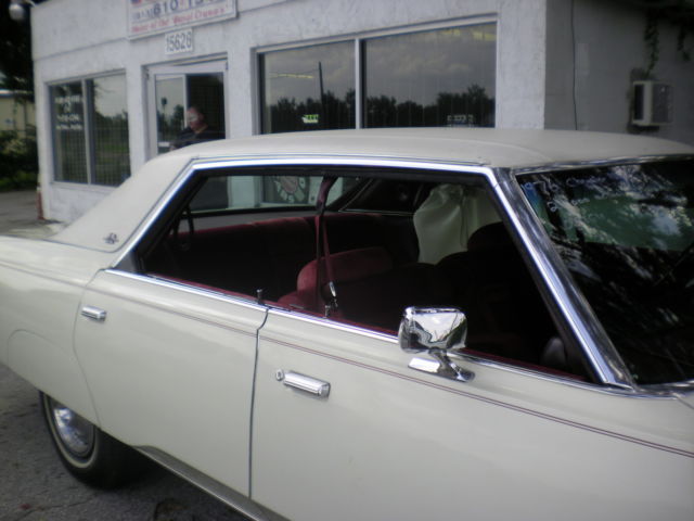 1976 White Chrysler New Yorker 4 DR HDTP