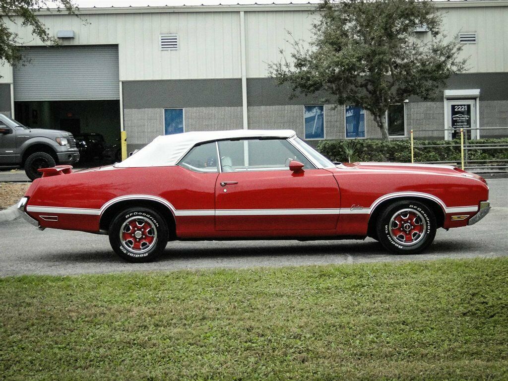 1970 Red Oldsmobile Cutlass CV : Convertible