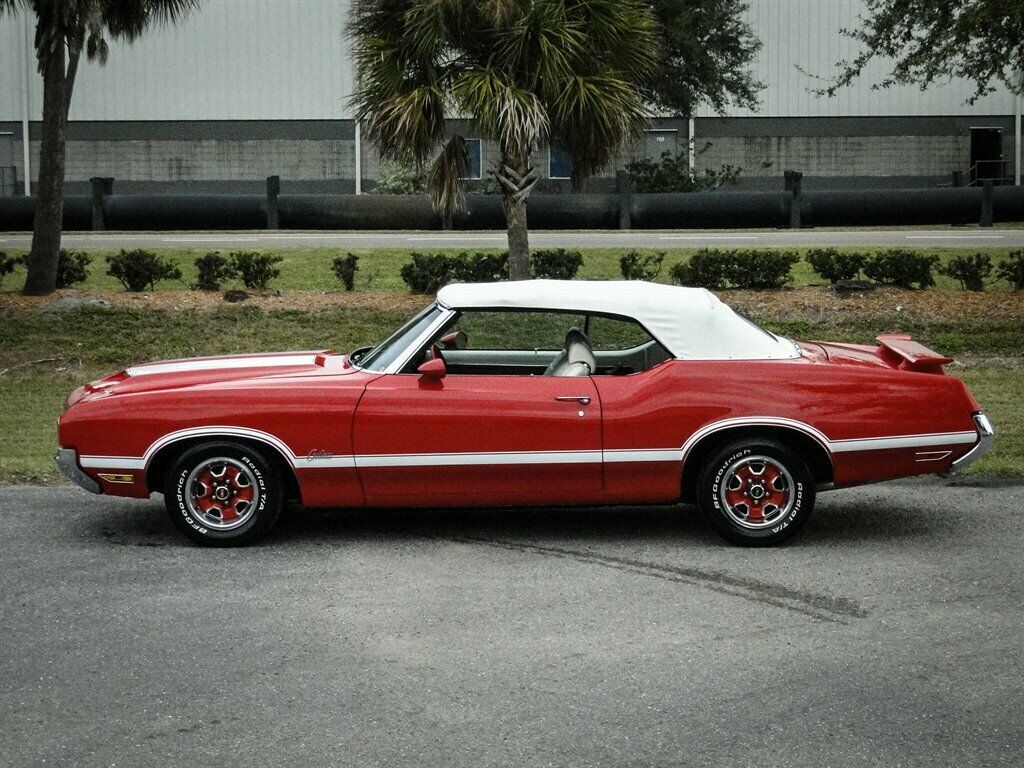 1970 Red Oldsmobile Cutlass CV : Convertible