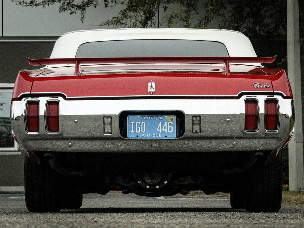 1970 Red Oldsmobile Cutlass CV : Convertible