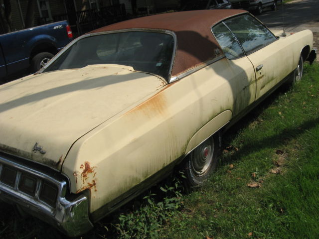 1973 Cream Chevrolet Capriceold 2 door hardtop