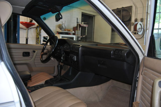 1989 White (Alpineweiss) BMW 3-Series Sedan