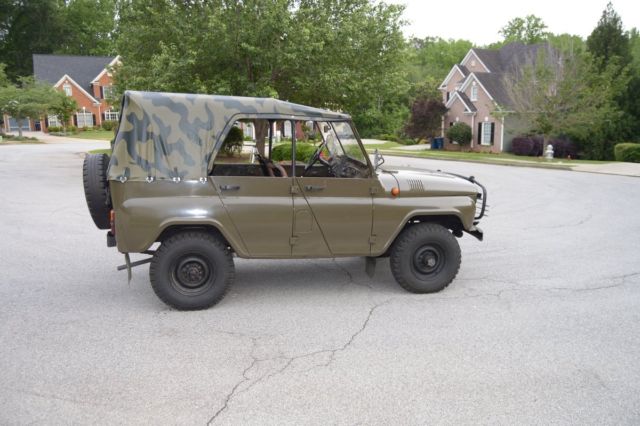 1980 Green Land Rover Soviet UAZ-469 made in 1989 Convertible
