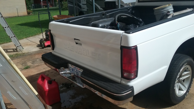 1984 White Chevrolet S-10 Cab & Chassis