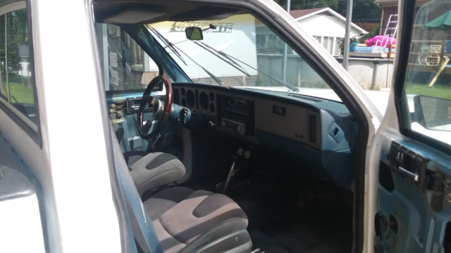 1984 White Chevrolet S-10 Cab & Chassis