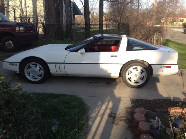 1988 White Chevrolet Corvette Coupe