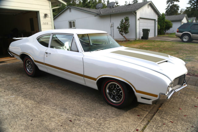1970 White Oldsmobile Cutlass Coupe