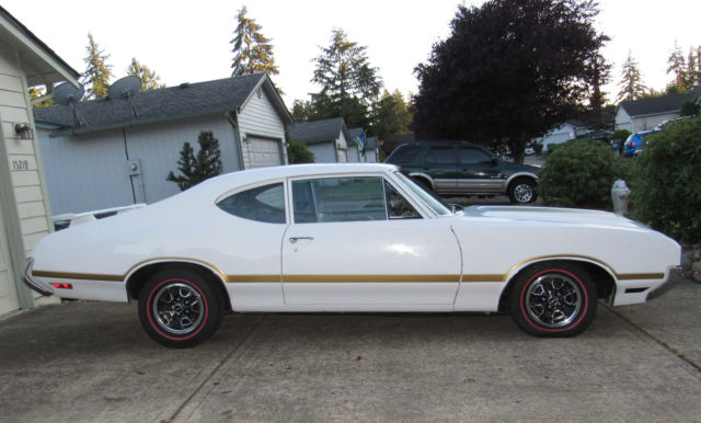1970 White Oldsmobile Cutlass Coupe