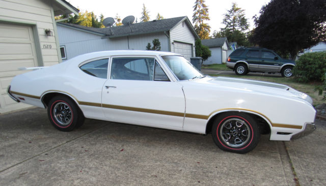 1970 White Oldsmobile Cutlass Coupe