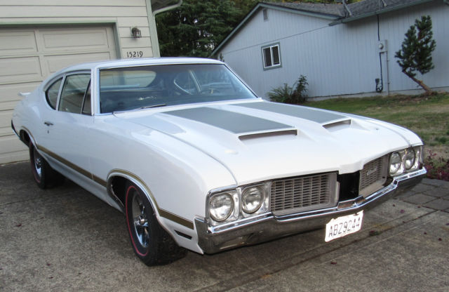 1970 White Oldsmobile Cutlass Coupe