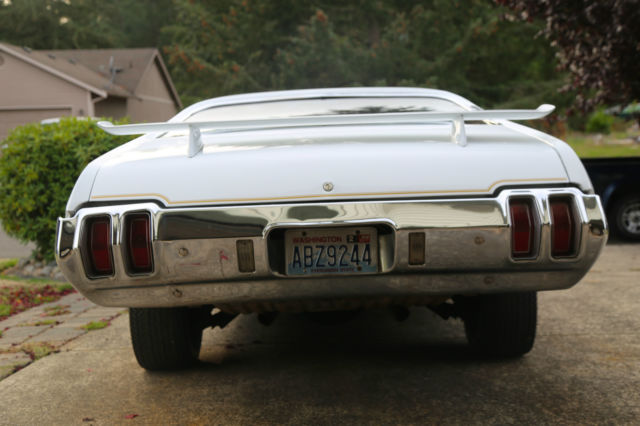 1970 White Oldsmobile Cutlass Coupe
