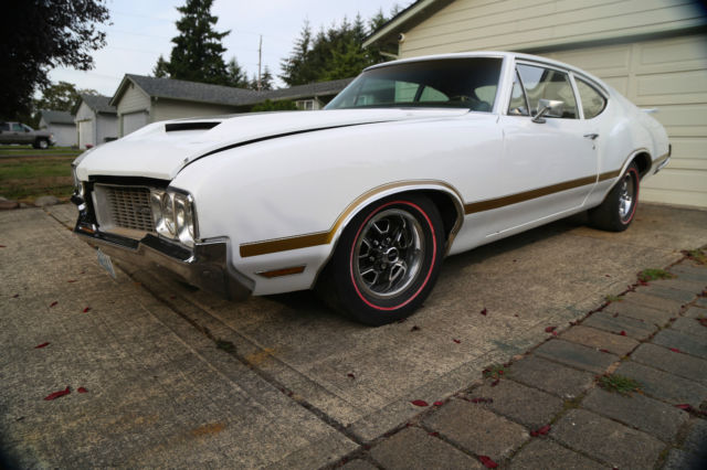 1970 White Oldsmobile Cutlass Coupe