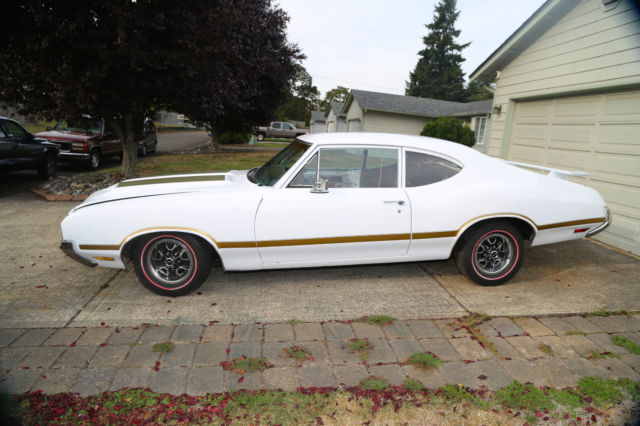 1970 White Oldsmobile Cutlass Coupe
