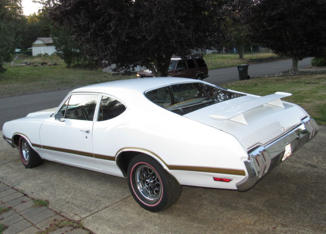 1970 White Oldsmobile Cutlass Coupe