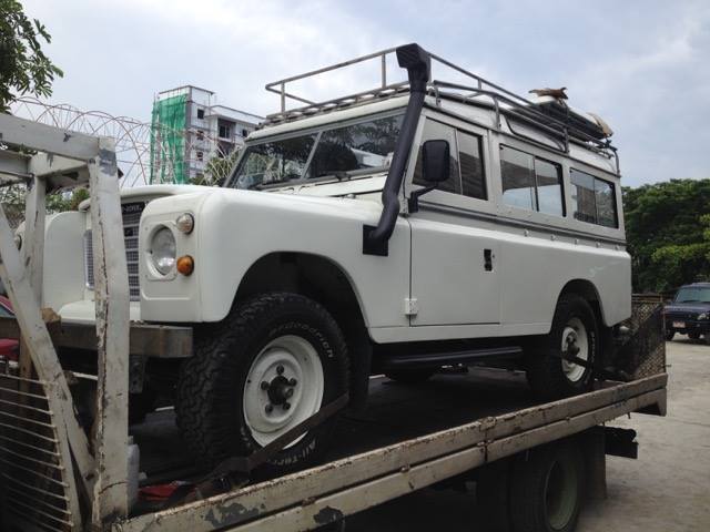 1975 White Land Rover Defender SUV