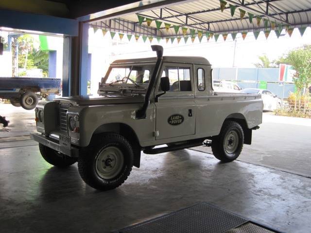 1975 White Land Rover Defender SUV