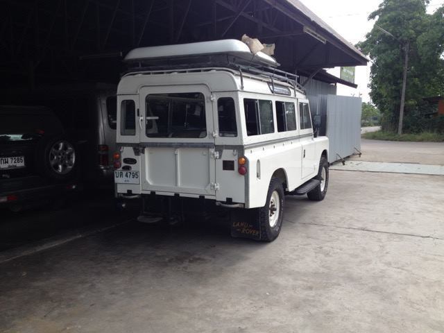 1975 White Land Rover Defender SUV