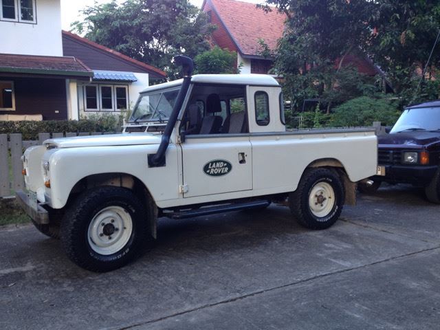 1975 White Land Rover Defender SUV