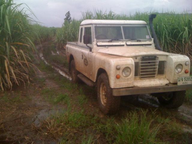 1975 White Land Rover Defender SUV