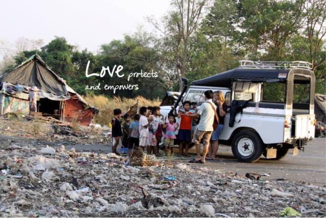 1975 White Land Rover Defender SUV