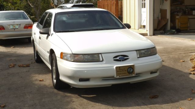 1993 White Ford Taurus Sedan