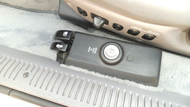 1993 White Ford Taurus Sedan