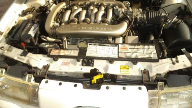 1993 White Ford Taurus Sedan