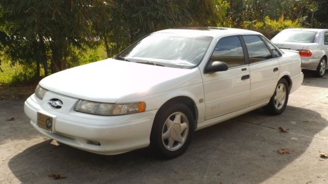 1993 White Ford Taurus Sedan