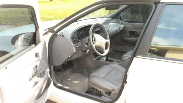 1993 White Ford Taurus Sedan