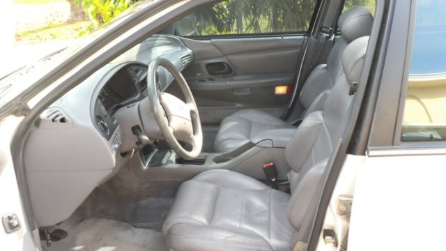 1993 White Ford Taurus Sedan